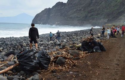 La Asociación Isla Rural organiza con éxito una recogida de residuos en la Playa de Hermigua