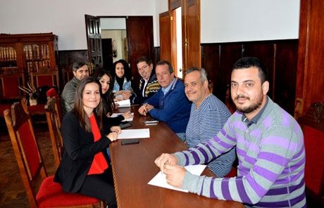 Yaiza Castilla, Melody Mendoza y Jesús Ramos visitan el Ayuntamiento de Hermigua