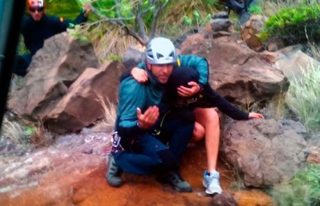 Rescatan a dos senderistas que pasaron la noche en barranco de Vallehermoso