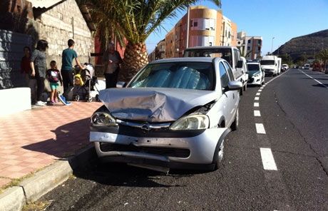 En La Gomera un vehículo choca frontalmente contra otro que se encontraba estacionado