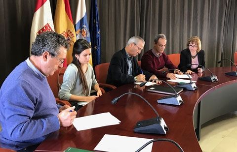 Cabildo y Cruz Roja darán servicio de teleasistencia a dependientes de La Gomera