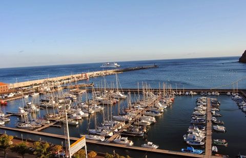 Curbelo anuncia que el puerto de La Gomera podrá suministrar electricidad a los buques de pasaje