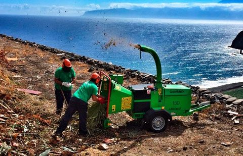 El Ayuntamiento de Hermigua comienza a triturar para su reciclaje 400 m³ de materia vegetal