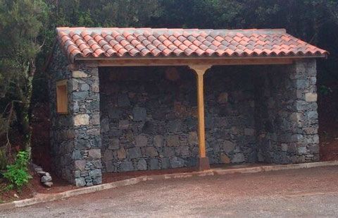 El Cabildo formaliza el contrato para dotar de luz fotovoltaica a las marquesinas de La Gomera