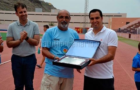 Ángel Luis Darias recibe un reconocimiento de la FTF, por sus 30 años dedicados al deporte gomero