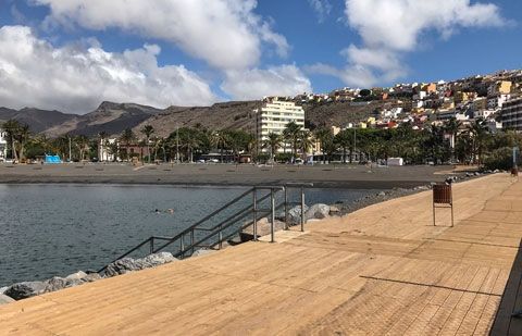 Abre la nueva pasarela y la zona de esparcimiento de la Playa de San Sebastián