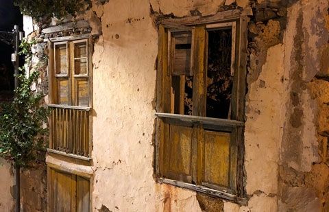 Las casas que son ya silencios en las calles
