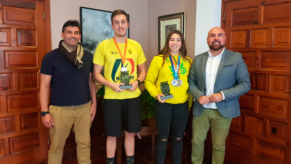 Recepción oficial a dos nadadores del CN Martiánez, medallas en la Orange Cup de salvamento y socorrismo