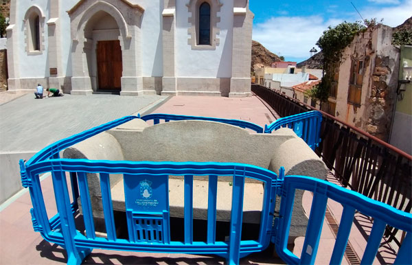 El Ayuntamiento de Vallehermoso recupera los antiguos bancos de la plaza de la Iglesia
