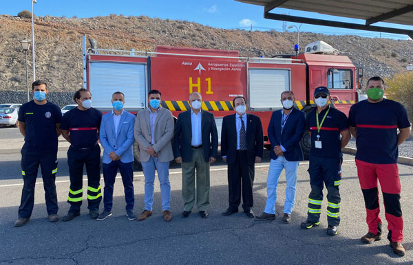 El Aeropuerto de La Gomera dona un camión de bomberos al Cabildo