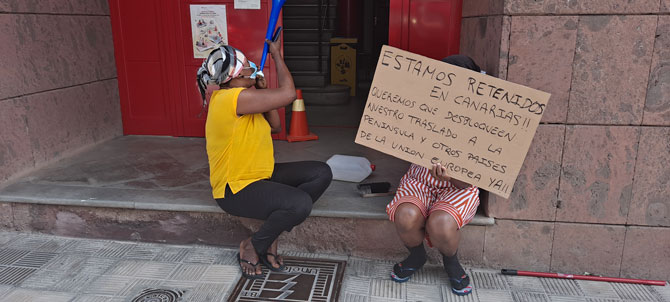 Dos mujeres magrebíes se manifiestan en San Sebastián pidiendo su traslado a la Península