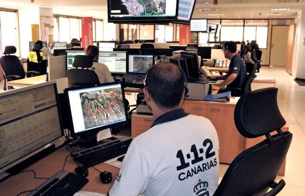 Una motorista herida moderada al colisionar contra dos coches en Tenerife