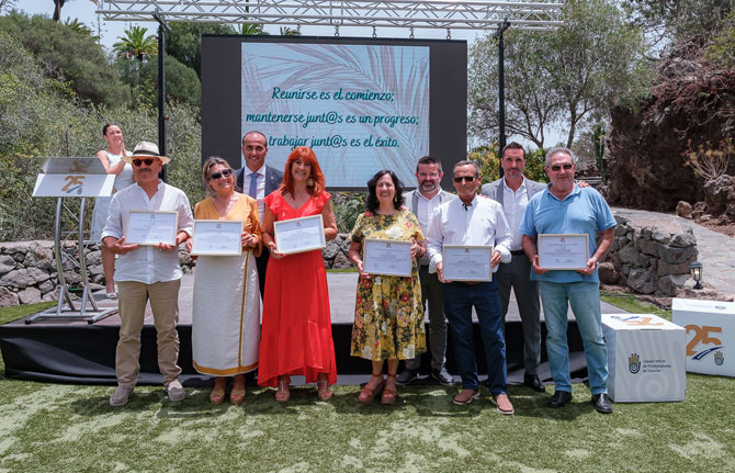 El COFC suma 55 jubilados honoríficos y rinde honor a los que han colgado las batas tras la pandemia