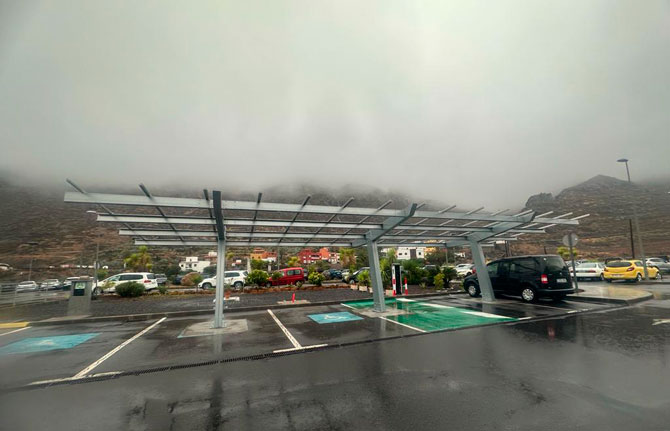 El Cabildo inicia la instalación de puntos de recarga autosuficientes para vehículos