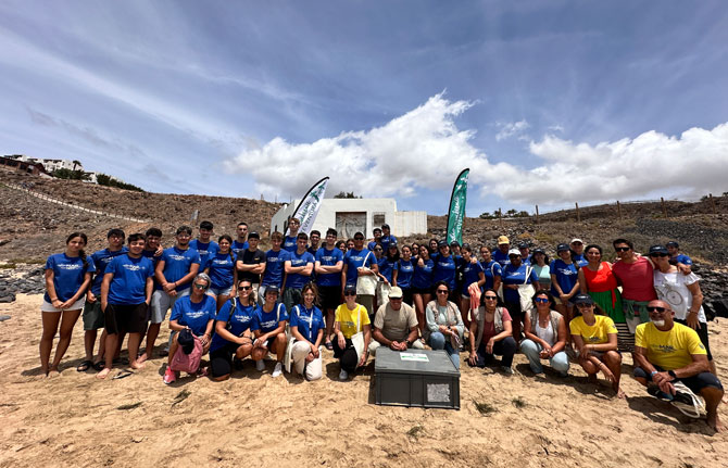Fred. Olsen Express retira más de 480 kilos de residuos en una limpieza en la playa de Esquinzo en Fuerteventura