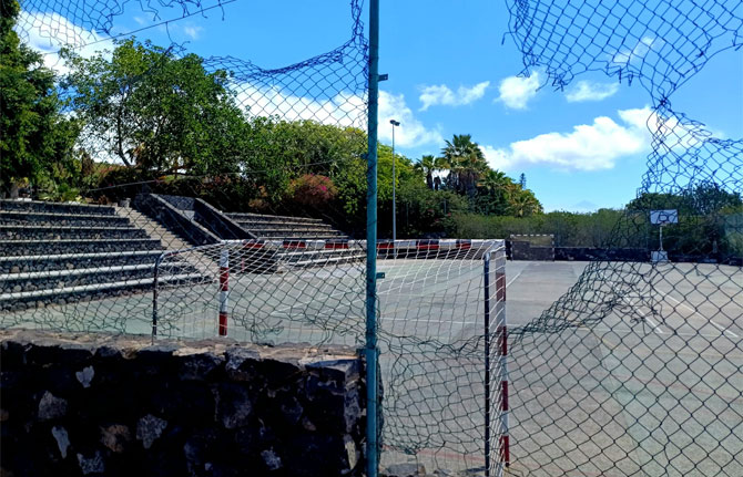 El Ayuntamiento de San Sebastián lleva a cabo la reparación del pavimento del Polideportivo de Tecina