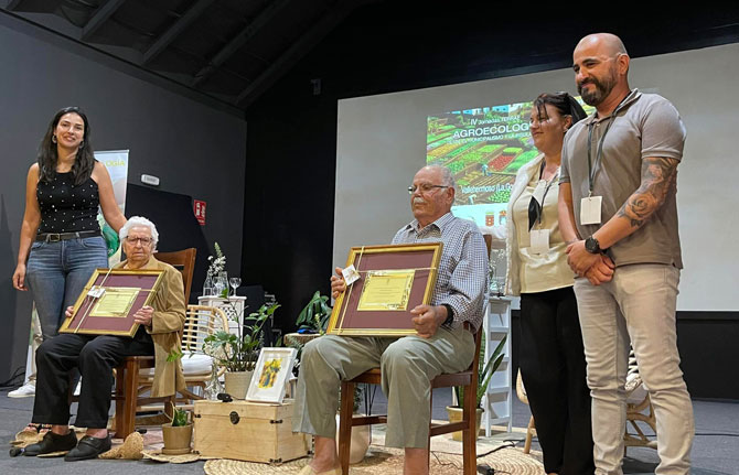 Vallehermoso reconoce a los ‘agricultos’ Cira Correa y Julián Ventura