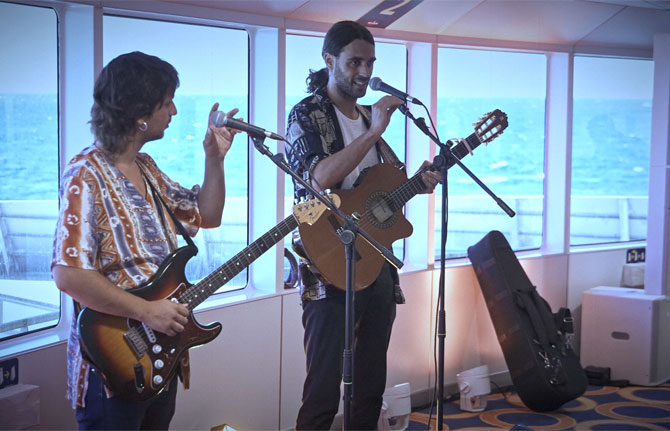 Pedro Pastor sorprende a los pasajeros de Fred. Olsen Express con un concierto a bordo