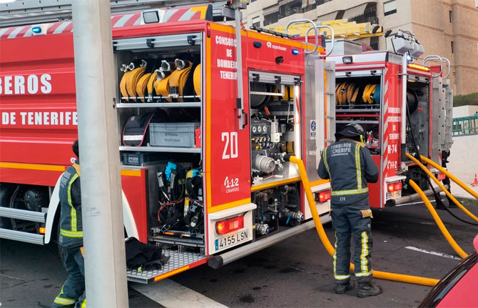 Bomberos de Tenerife extinguen un incendio en un edificio de Residencial Anaga