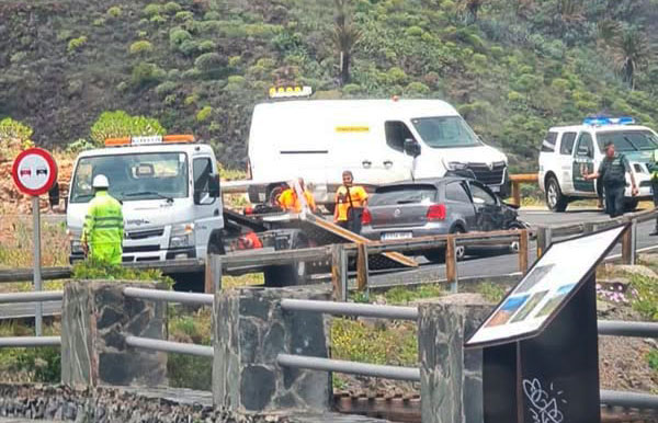 Tres heridos en la colisión frontal de dos vehículos en La Gomera